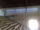 Grande salle en gradins avec claustras et couverture