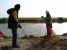 Pêche au filet dans les canaux d'irrigation