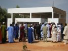La queue aux toilettes ? Non, visite le jour de l'inauguration