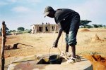 Puisage de l'eau nécessaire aux constructions