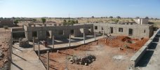 En vérité, le bâtiment de la maternelle est bien droit ! (2010)